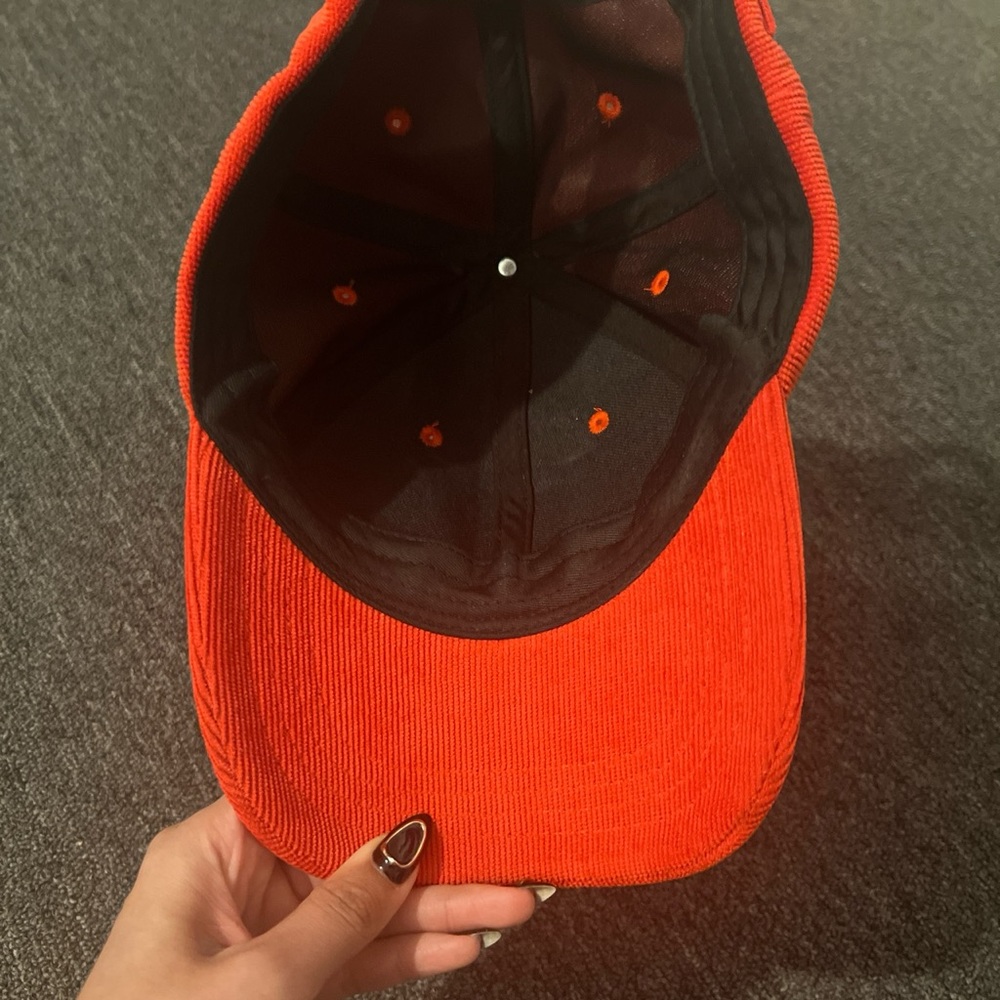 Red cap - Picture 5 of 5